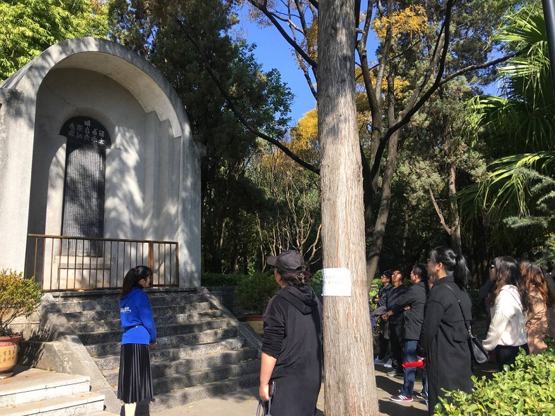 參觀國(guó)立西南聯(lián)合大學(xué)紀(jì)念碑.jpg