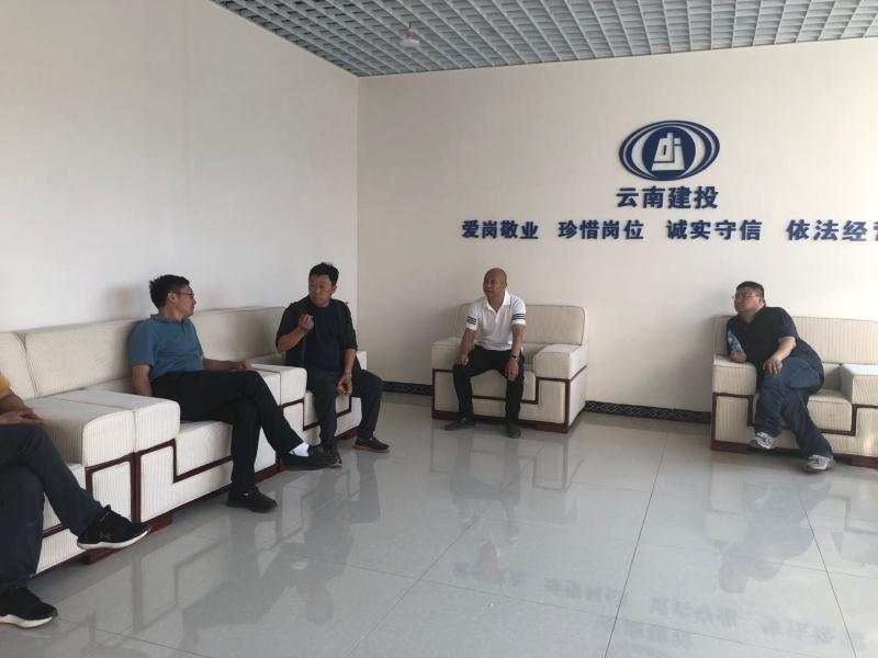 領導對工作情況進行詢問、指導.jpg