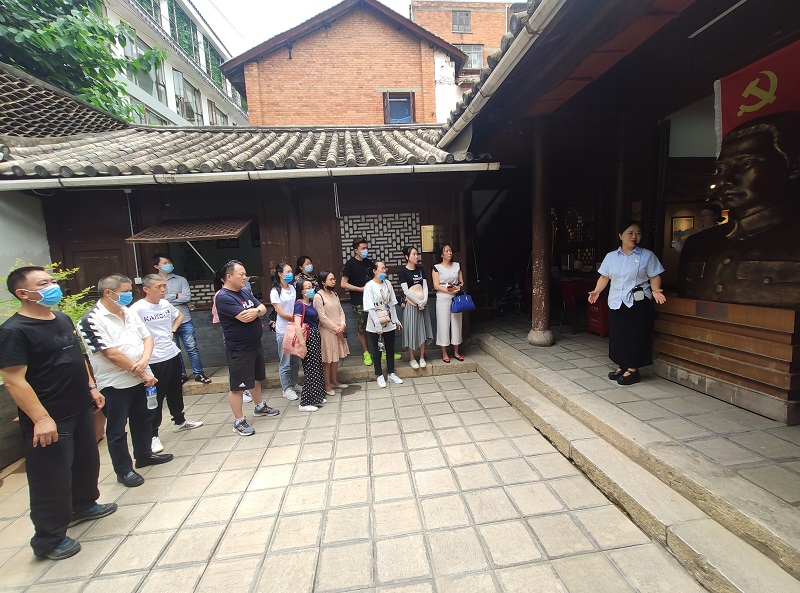 認(rèn)真聆聽(tīng)講解.jpg
