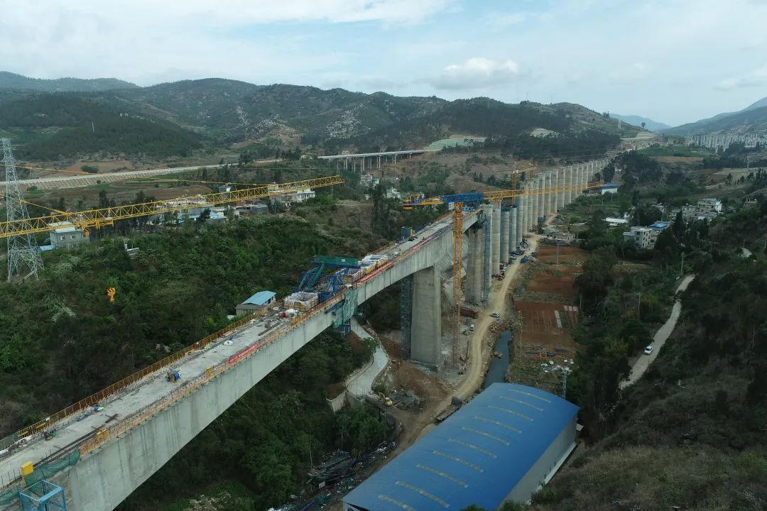 1650765650212686.jpg 2022-04-22-祥云鐵路專用線平壩二號(hào)橋136米連續(xù)剛構(gòu)中跨順利合攏(2).jpg