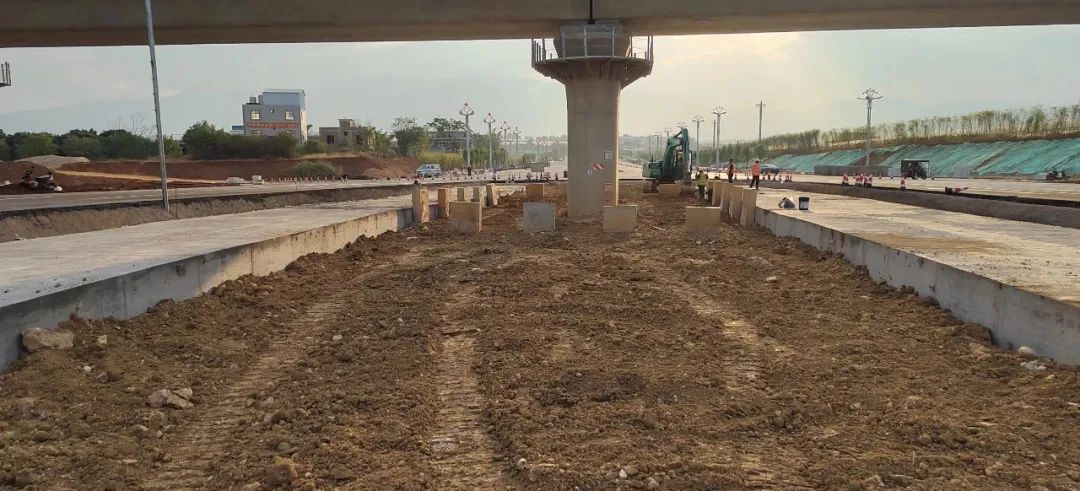 2022-11-15-滇南中心城市群現(xiàn)代有軌電車示范線項目M1支線涉鐵段工程順利完工。.jpg